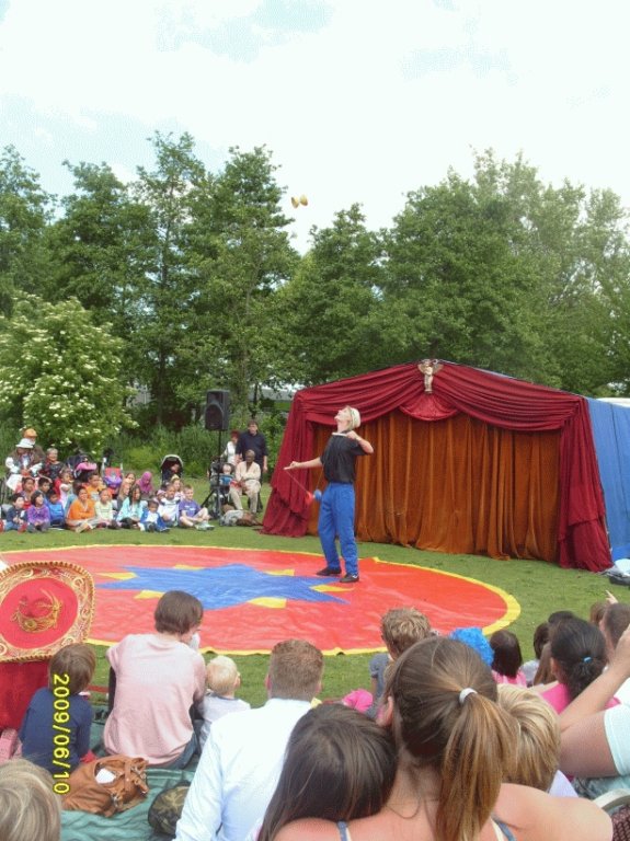 br_603jongleeractcircuszanzaraopdeponyweidevankinderboerderijbrinkie.jpg