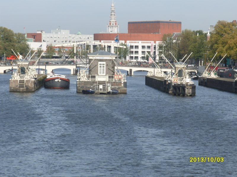 s1052131viewovertheriveramstelfacingdowntown.jpg