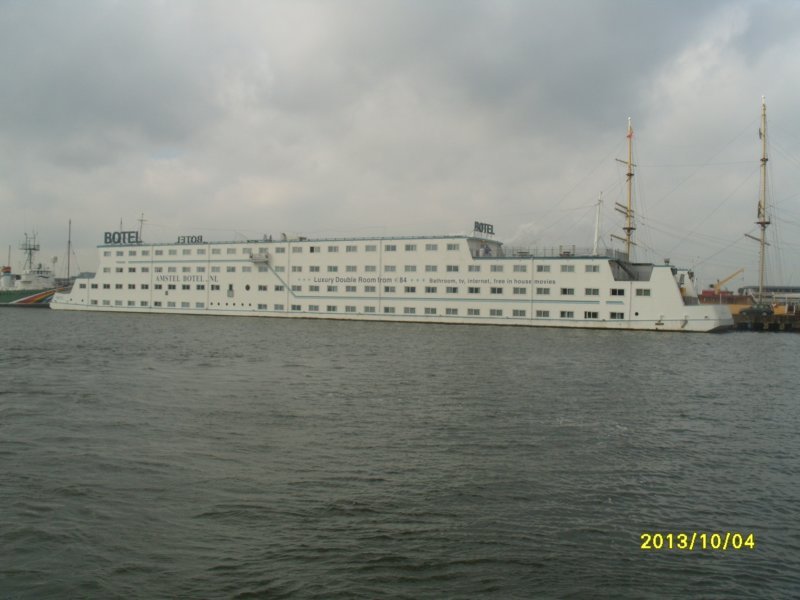 s1052216hotelboatbotel.jpg