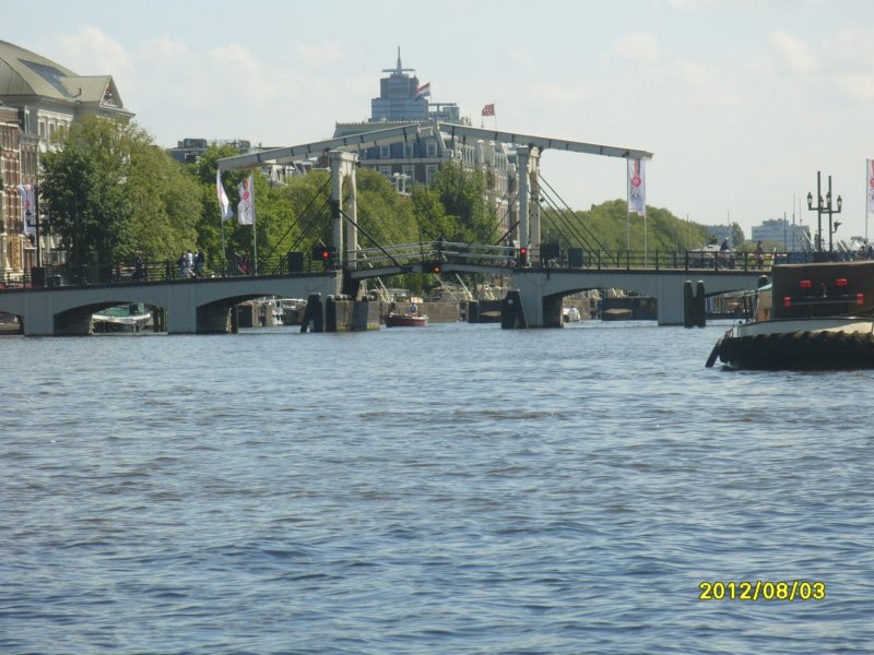 s1050143wodenmagerebrugacrossriveramstelatamsterdam.jpg