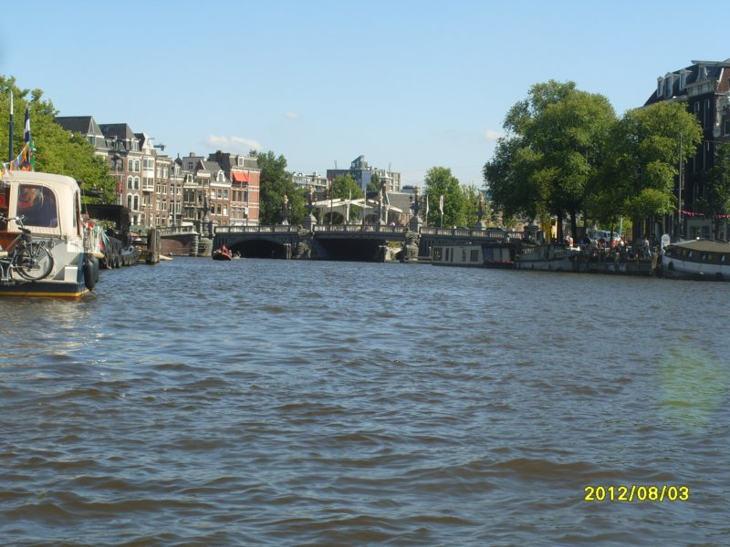 s1050183viewsouthatriveramsteldowntownamsterdam.jpg