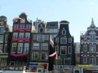 s1050184amsterdamgabelsatthetopofmanycanalhouses_small.jpg