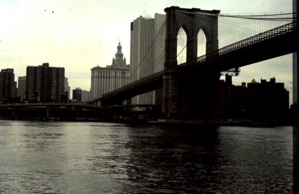 usa137brooklinbridgeovertheeastriver.jpg