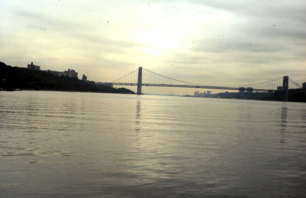 usa203bridgeovertheeastrivernewyork1977.jpg