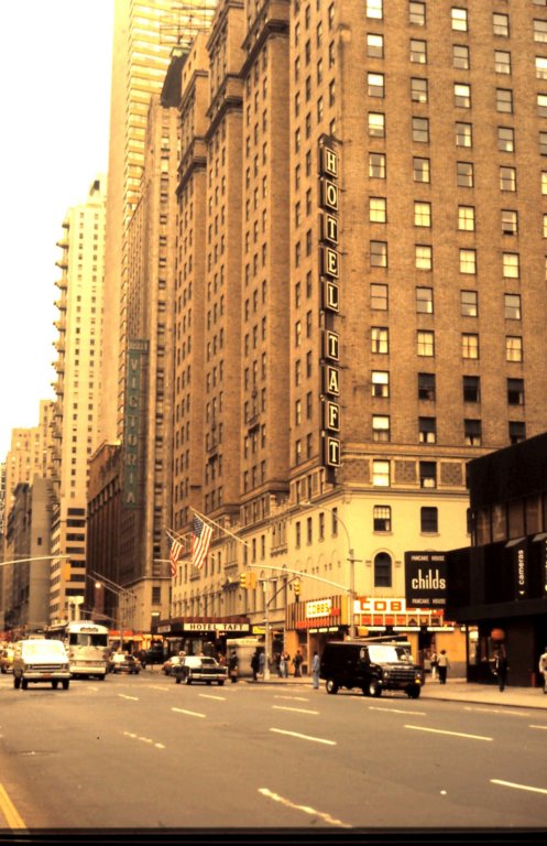 usa216hoteltaftfromfredandansbenderinnewyork1977.jpg