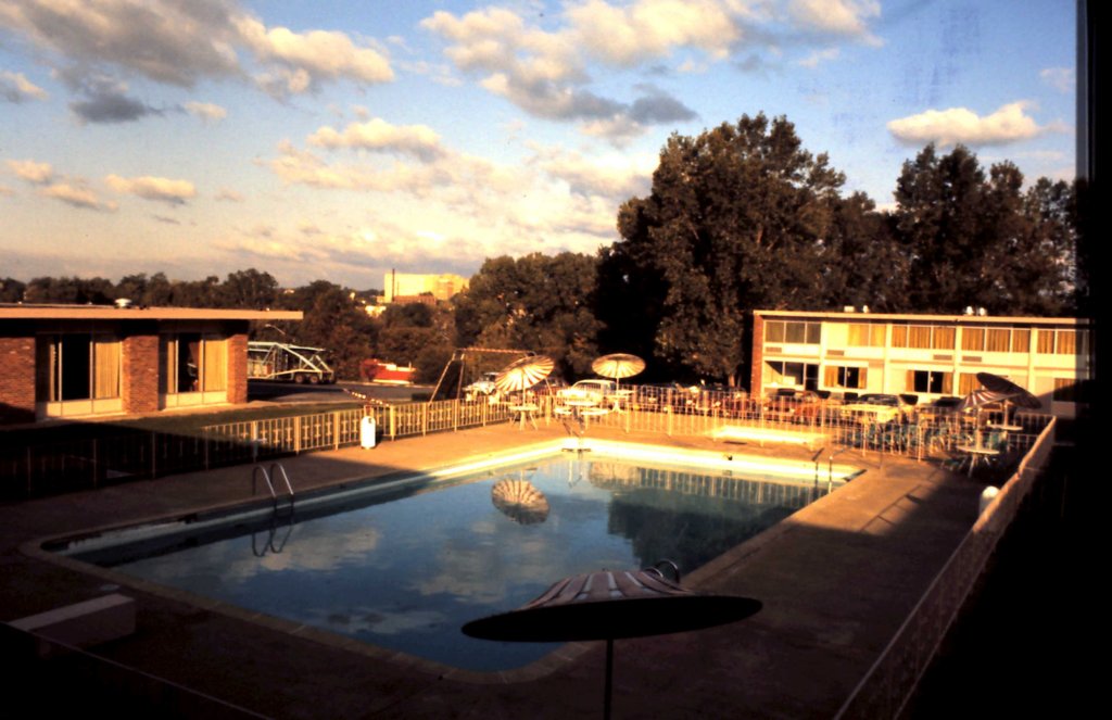 usa642holydayinnhotelwashingtonswimmingpool.jpg