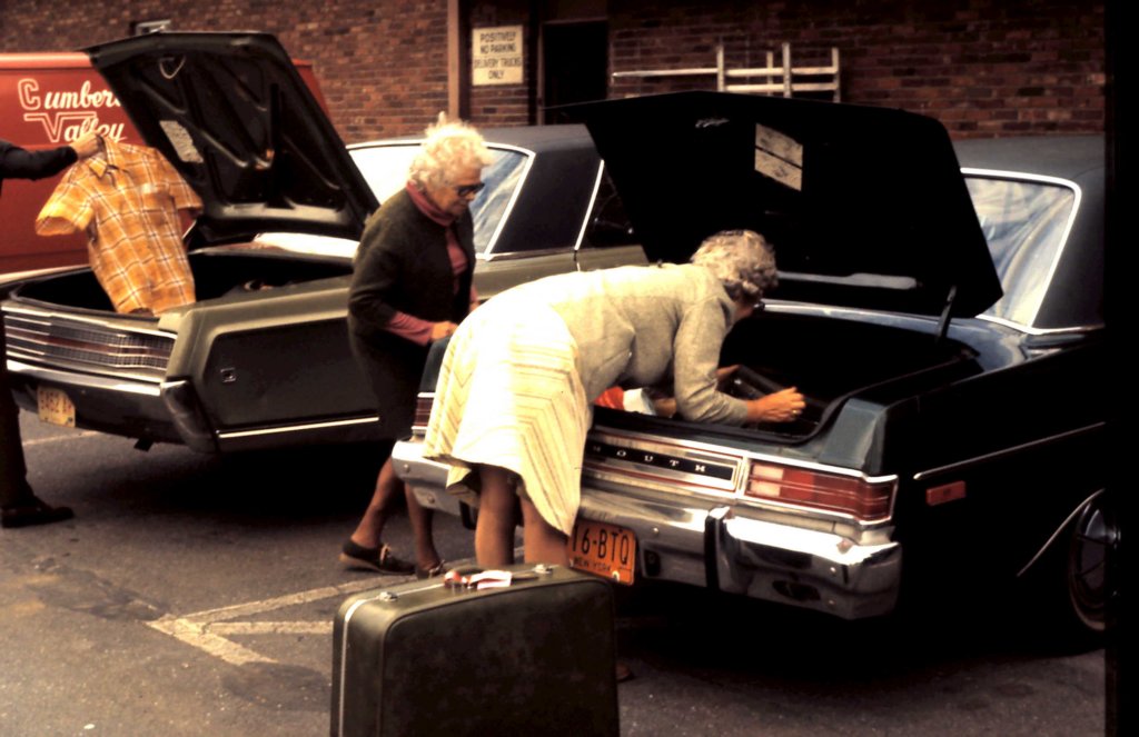 usa647luggagechangingcars.jpg