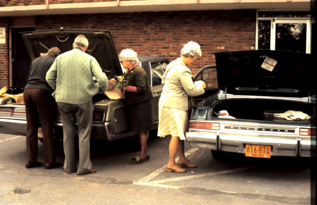 usa648luggagechangingcars.jpg